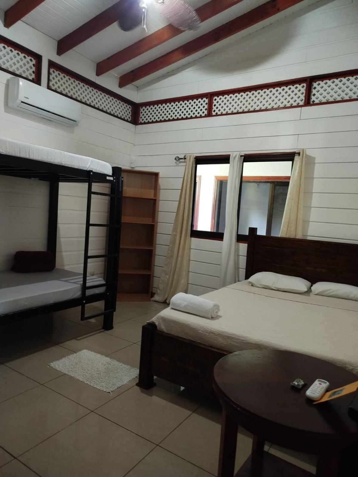 Hotel Liah'S تورتوجويرو المظهر الخارجي الصورة
